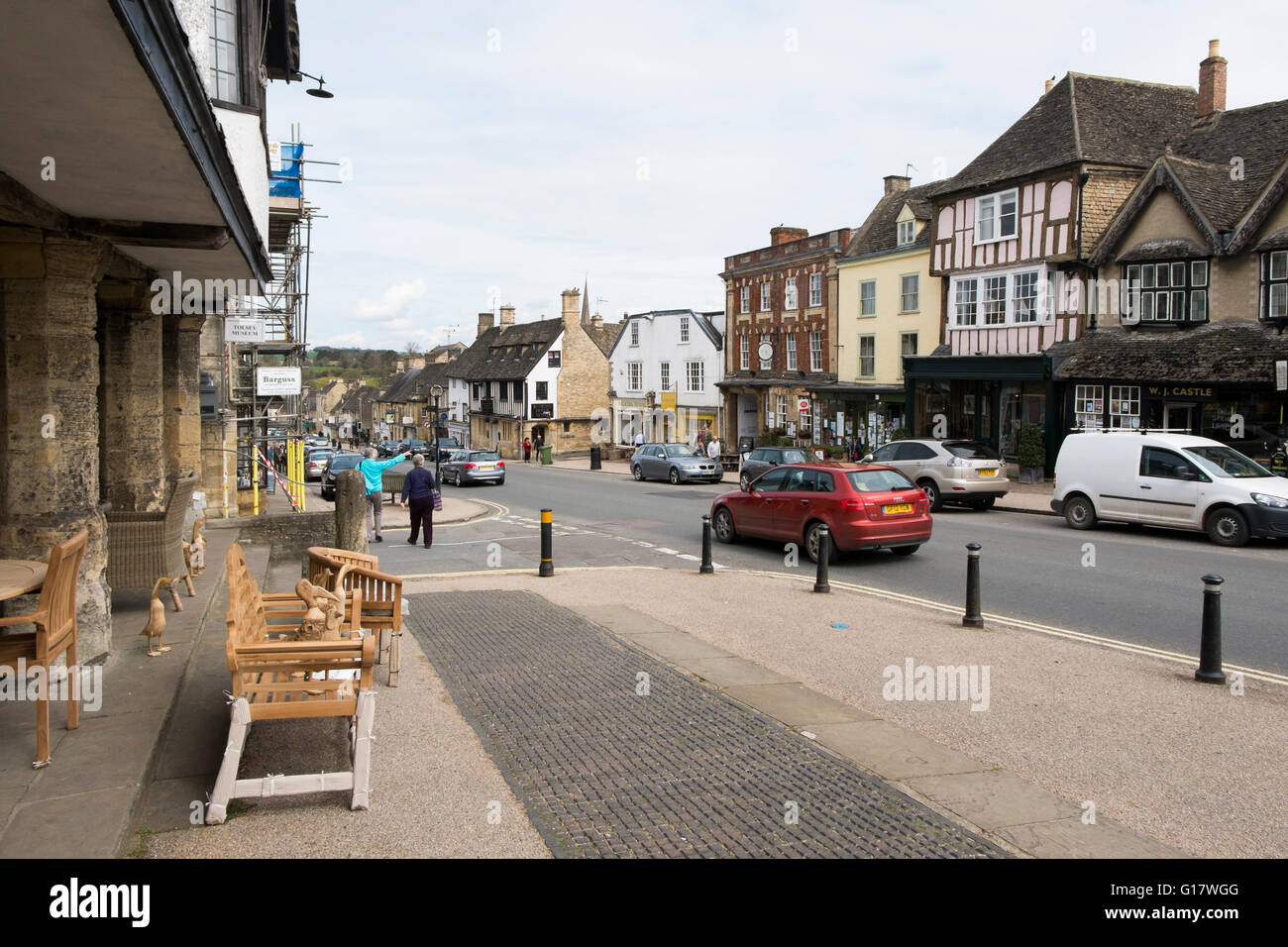 Geschäfte und Firmen auf dem Hügel auf der A361 durch Burford, Oxfordshire, Vereinigtes Königreich Stockfoto