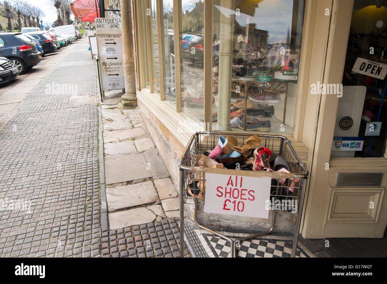 Rose Dodd-Schuh-Shop auf dem Hügel auf der A361 durch Burford, Oxfordshire, Vereinigtes Königreich Stockfoto