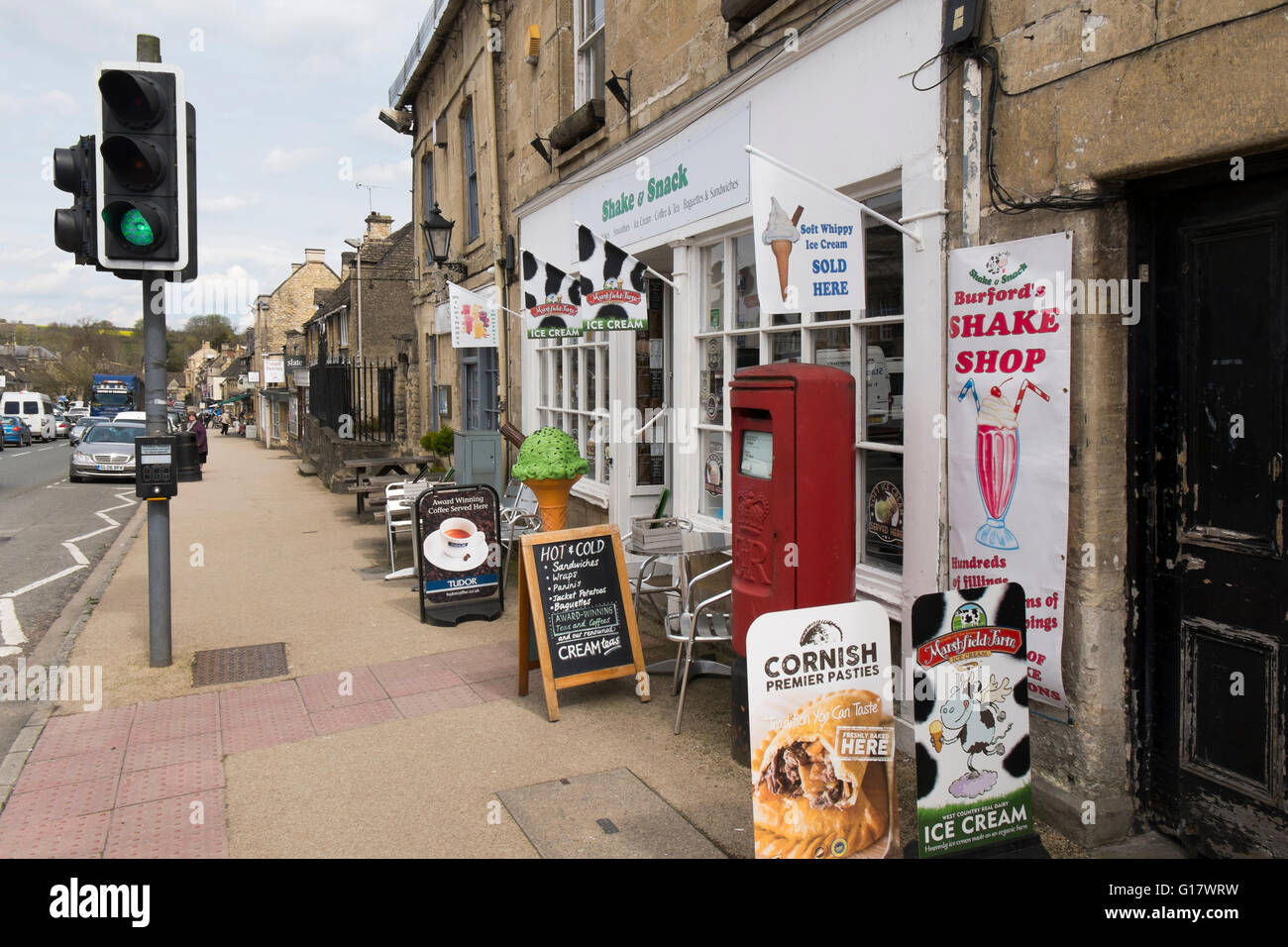 Schütteln und Snack Café auf der High Street auf die A361 durch Burford, Oxfordshire, Vereinigtes Königreich Stockfoto