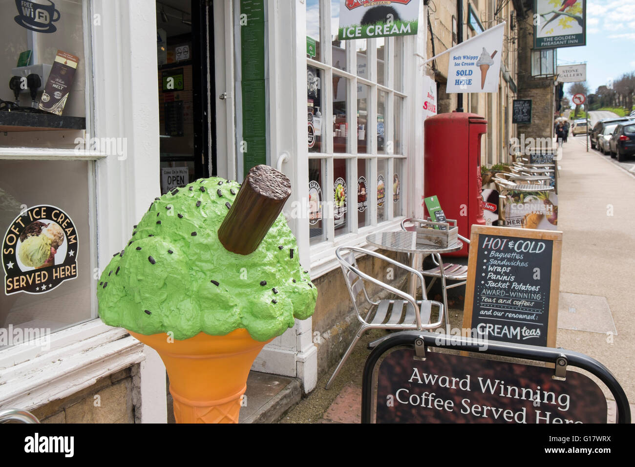 Schütteln und Snack Café auf der High Street auf die A361 durch Burford, Oxfordshire, Vereinigtes Königreich Stockfoto