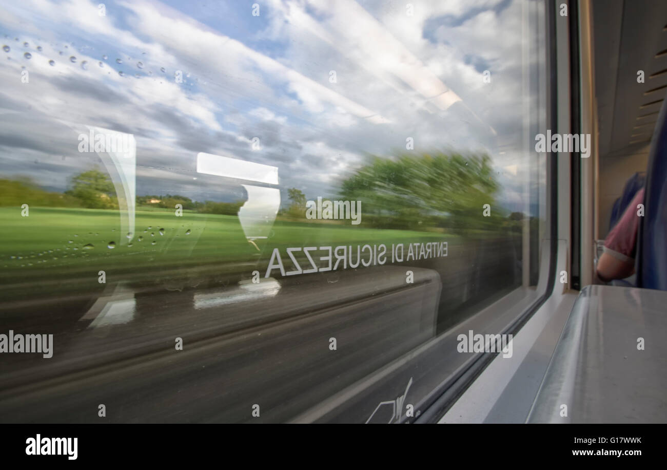 Impressionistische Landschaft gesehen durch das Fenster des Zuges Stockfoto