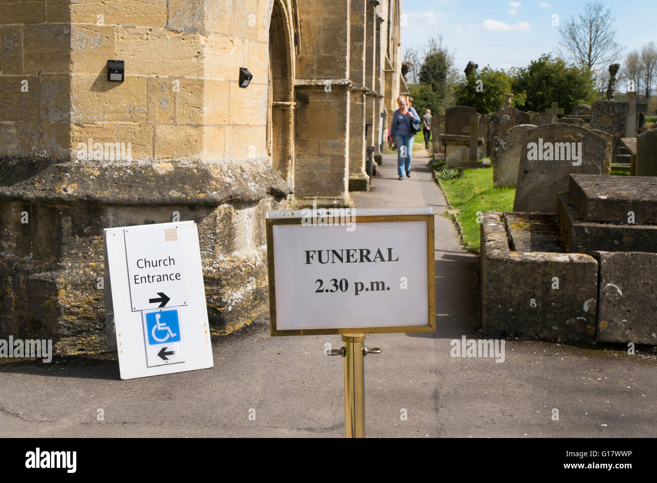 Anmeldung für eine Beerdigung am St John Baptist Church in Burford Green, Burford, Oxfordshire, Vereinigtes Königreich Stockfoto