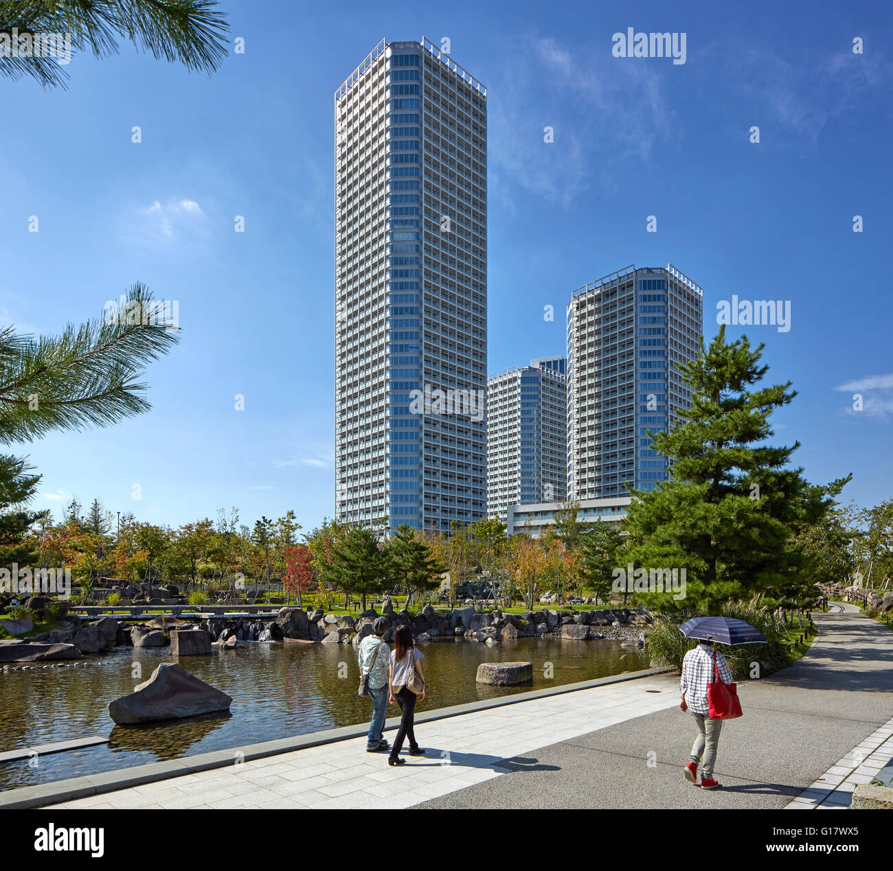 Turm mit Meerblick traditionellen Garten im Futakotamagawa Park. Teilweise-Tamagawa Entwicklung, Tokio, Japan. Architekt: Conran & Partner, 2015. Stockfoto