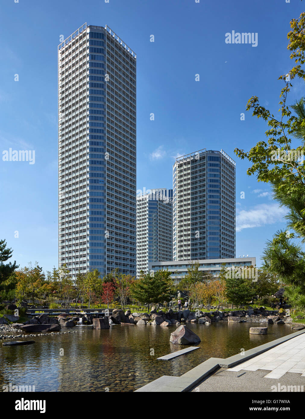 Turm mit Meerblick traditionellen Garten im Futakotamagawa Park. Teilweise-Tamagawa Entwicklung, Tokio, Japan. Architekt: Conran & Partner, 2015. Stockfoto
