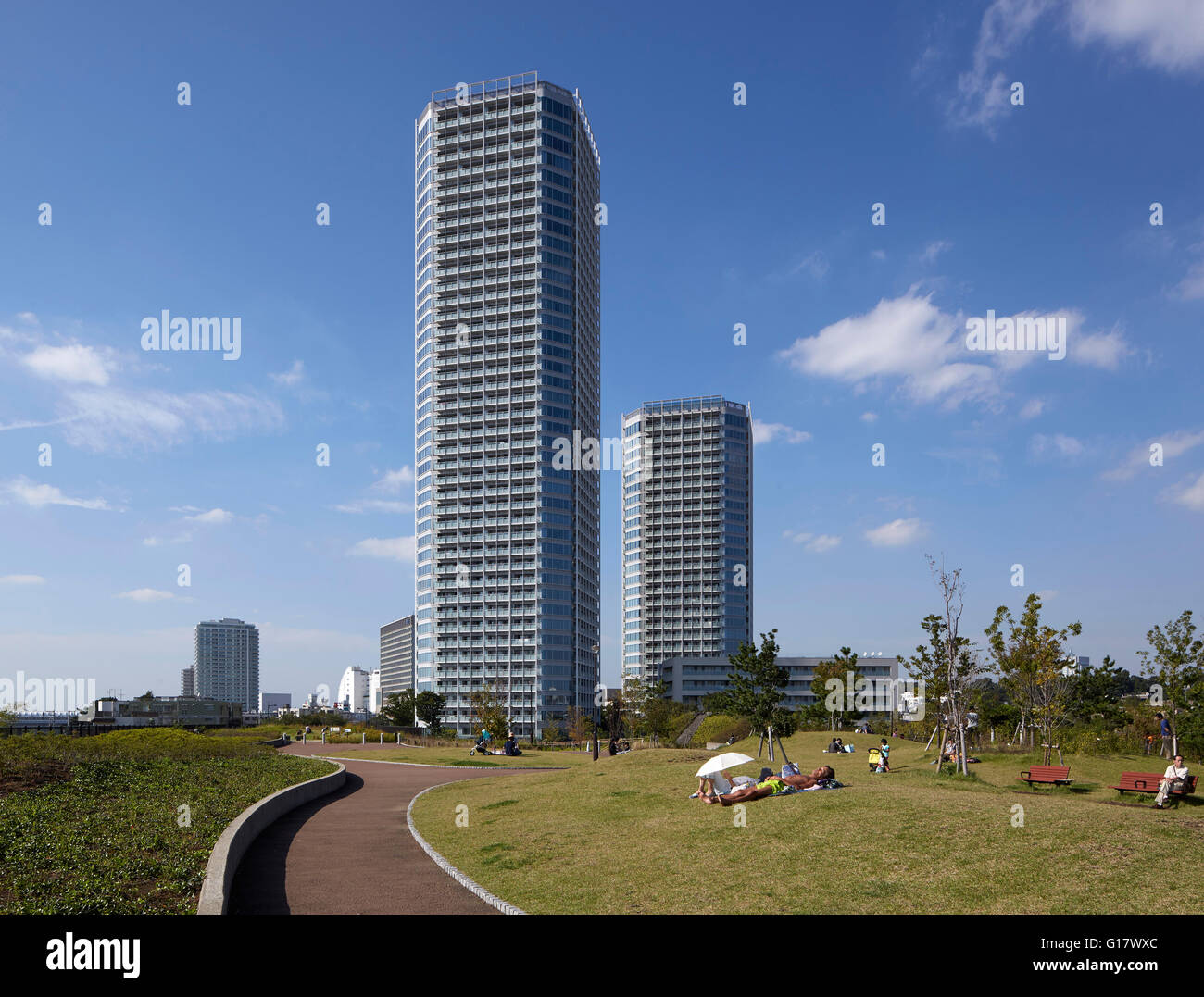 Turm mit Meerblick im Futakotamagawa Park. Teilweise-Tamagawa Entwicklung, Tokio, Japan. Architekt: Conran & Partner, 2015. Stockfoto