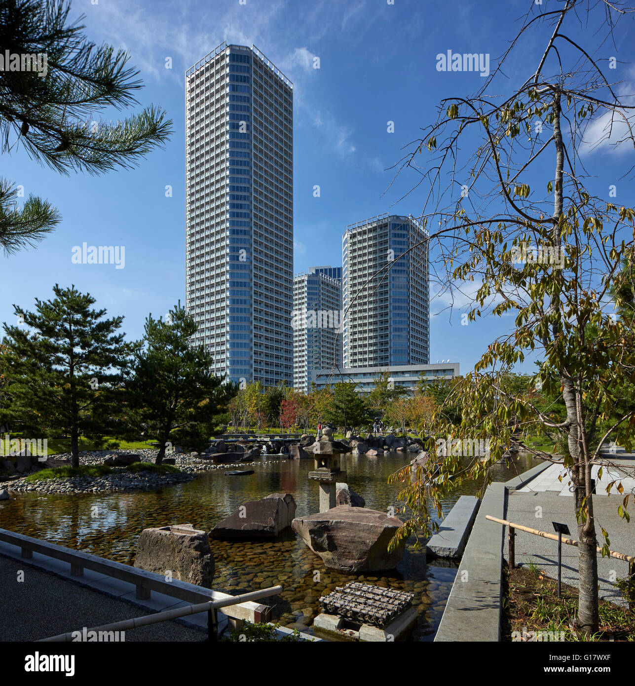 Turm mit Meerblick traditionellen Garten im Futakotamagawa Park. Teilweise-Tamagawa Entwicklung, Tokio, Japan. Architekt: Conran & Partner, 2015. Stockfoto