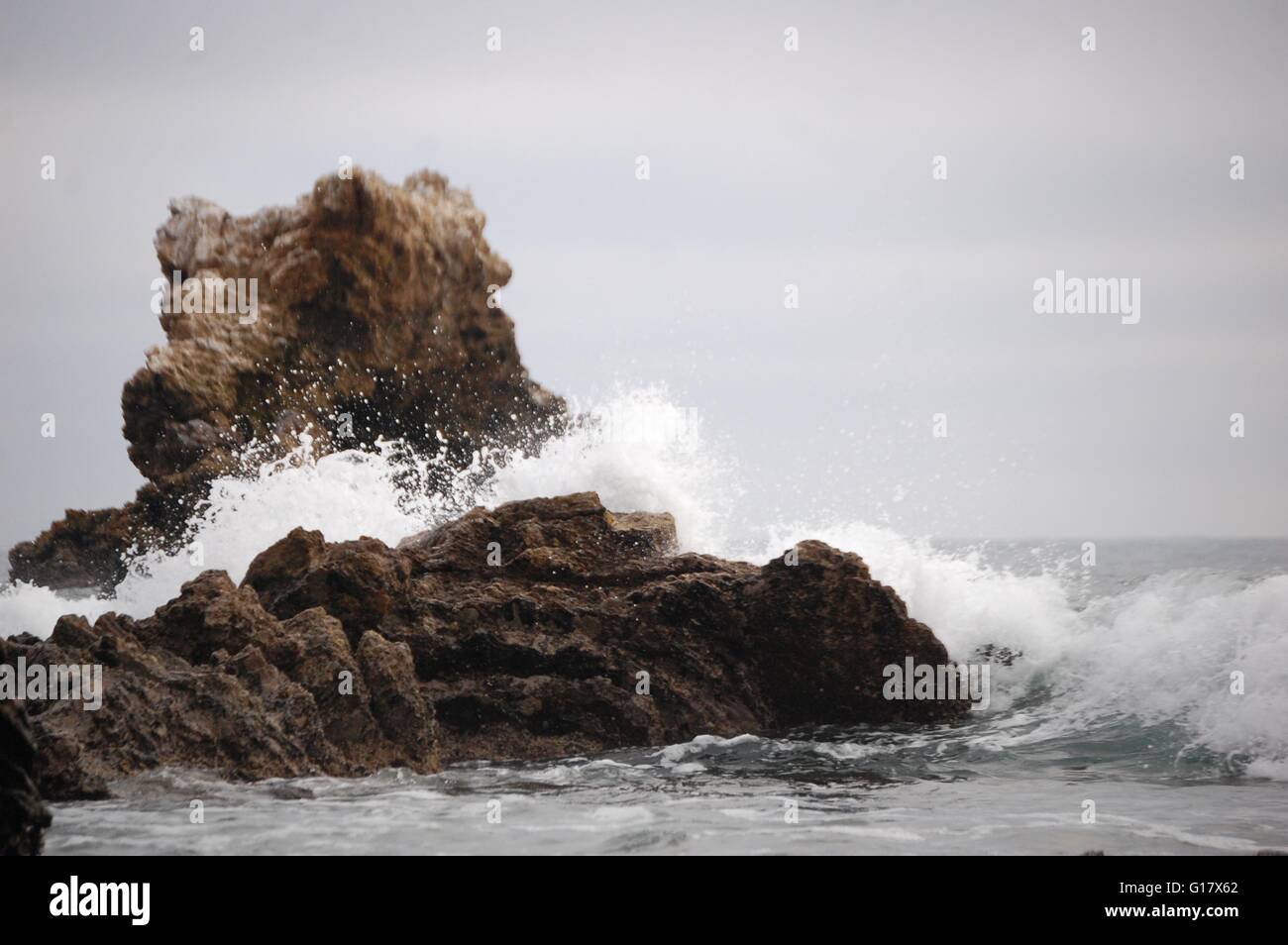 Wave Absturz auf einem Felsen in Corona Del Mar Stockfoto