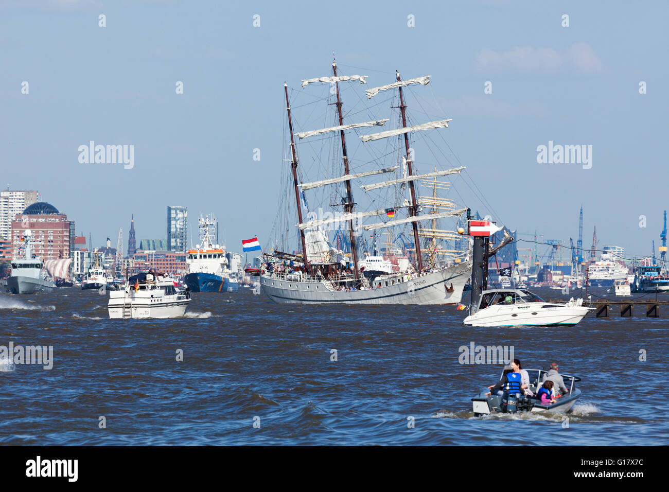 Historische niederländische Segeln Schiff "Artemis" Teilnahme an der Abfahrt Parade des 827th Jubiläums des Hamburger Hafens Stockfoto