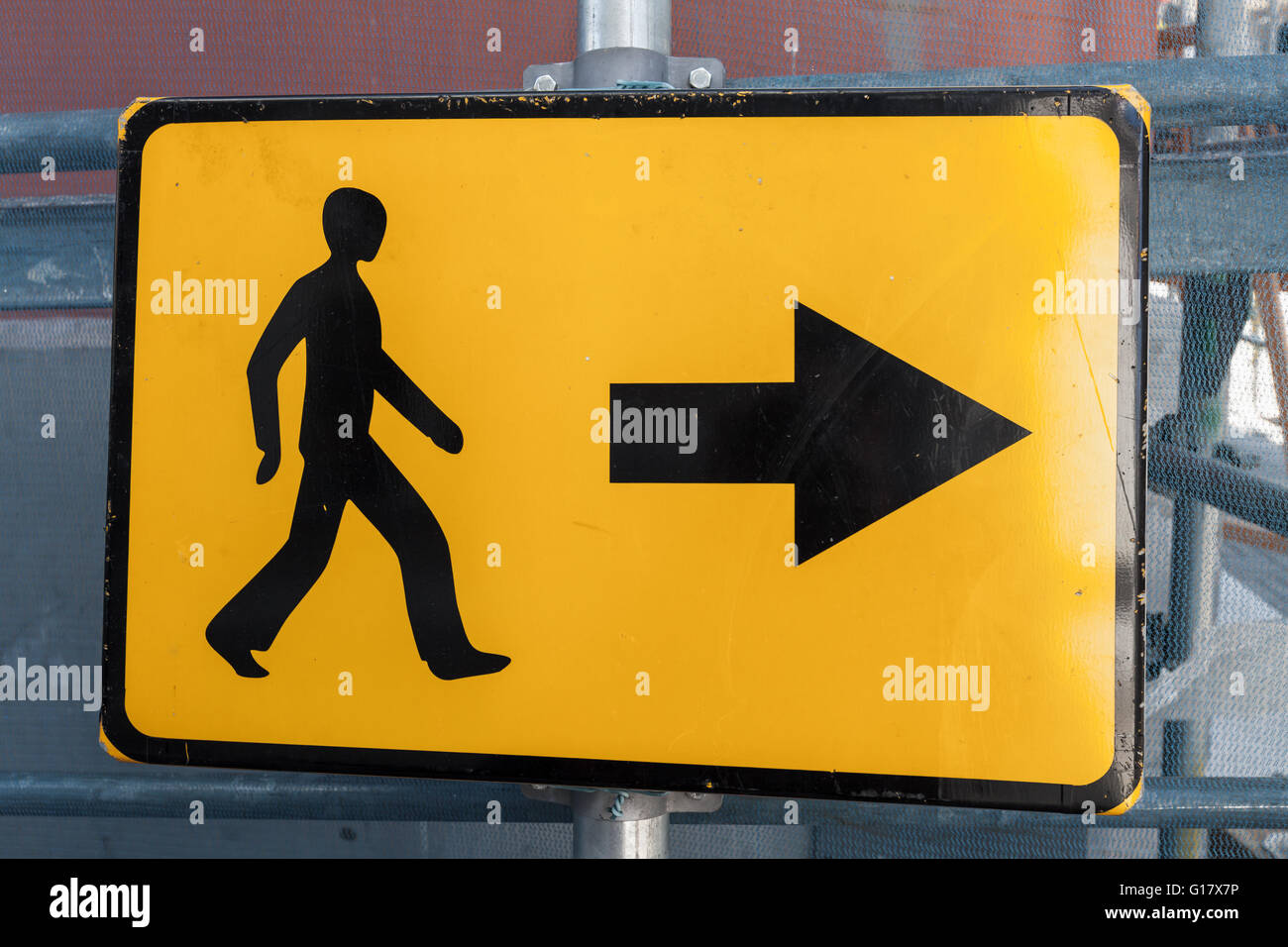 Fußgänger umgehen Richtung. Gelbes Schild am Bau Website Grenze Stockfoto