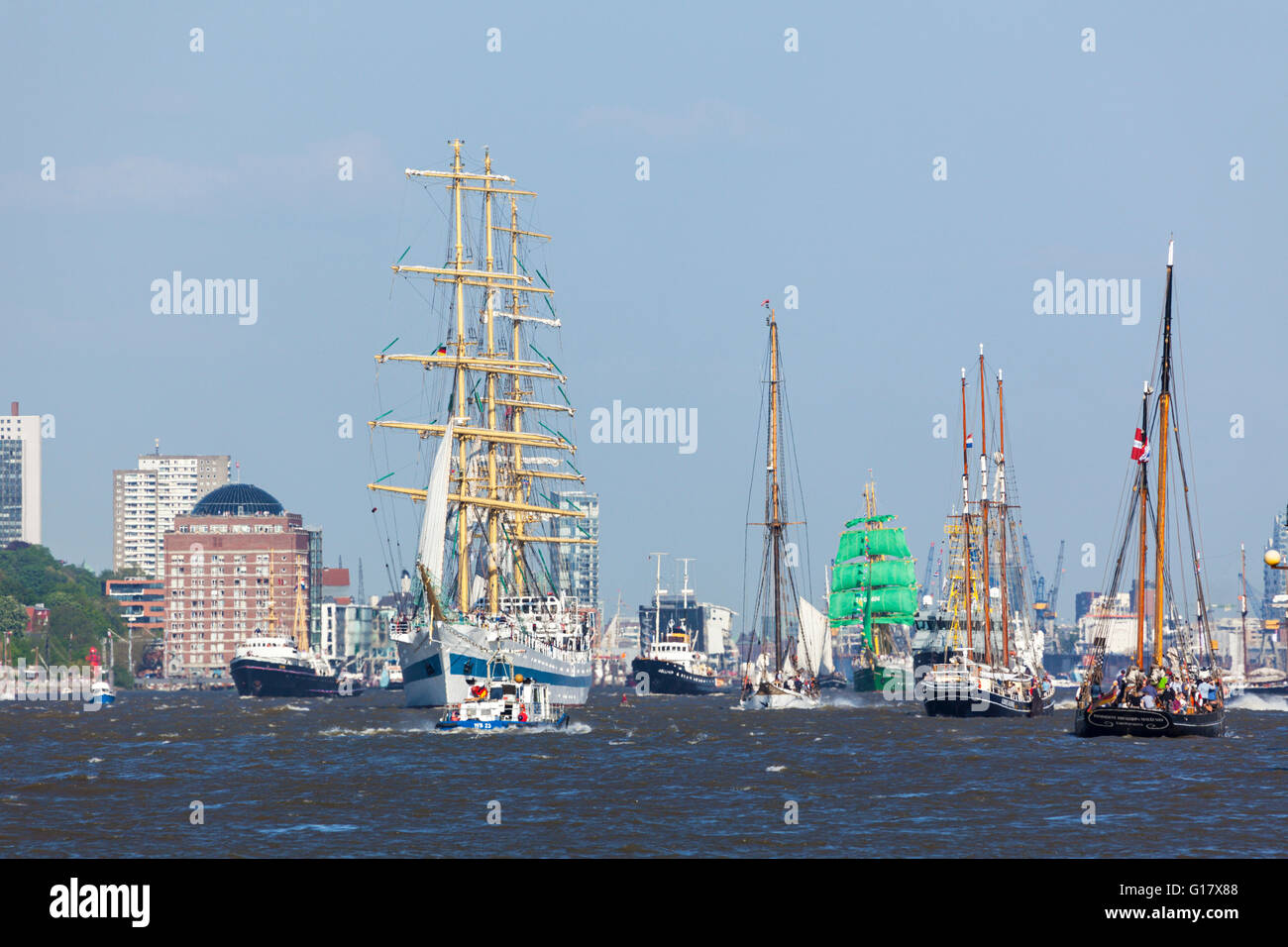 Parade der Abfahrt der Schiffe und Segelboote, 827th Port-Jubiläum-2016, Hamburg Stockfoto