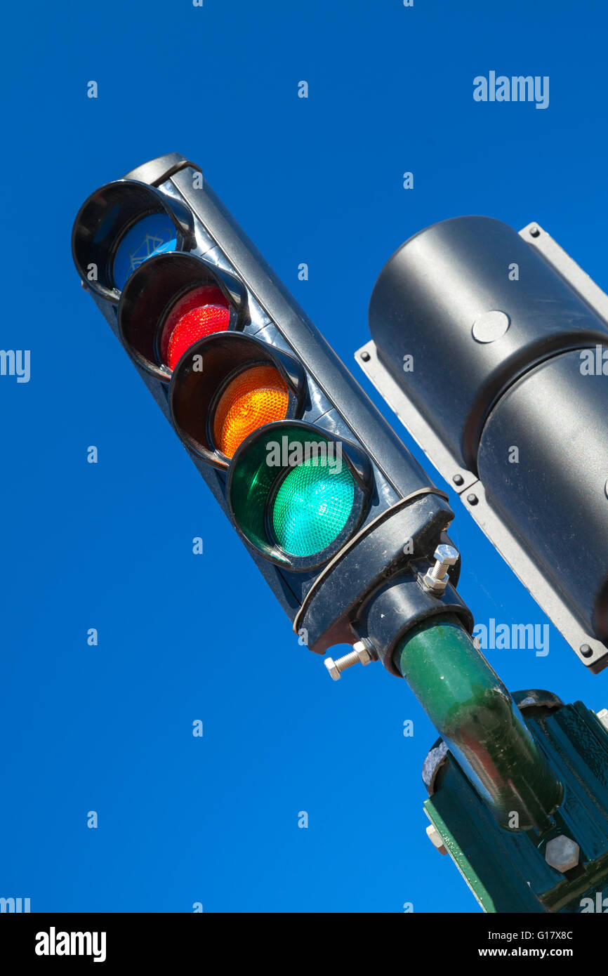 Ampel mit zusätzlichen blauen Fahrrad Abschnitt zeigt grün Signal erlaubt Stockfoto
