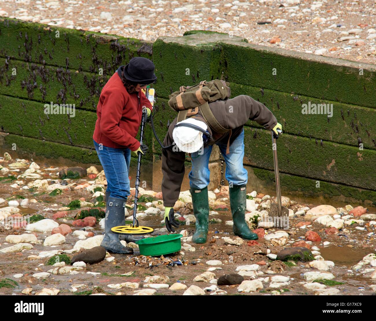 Ein paar auf der Suche nach Schatz mit einem Metalldetektor auf Hunstanton Norfolk England UK Strand Stockfoto