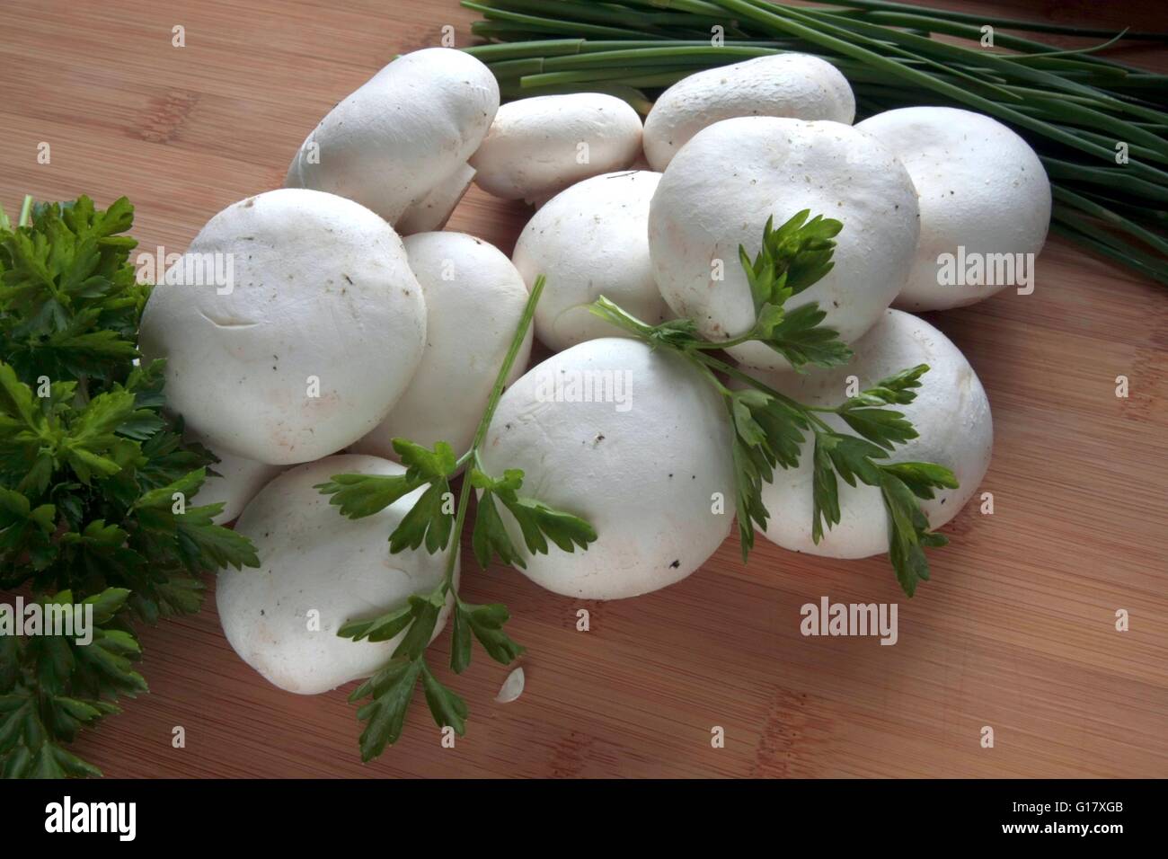 Weiße Champignons, Portobello Pilze am Holztisch Stockfoto