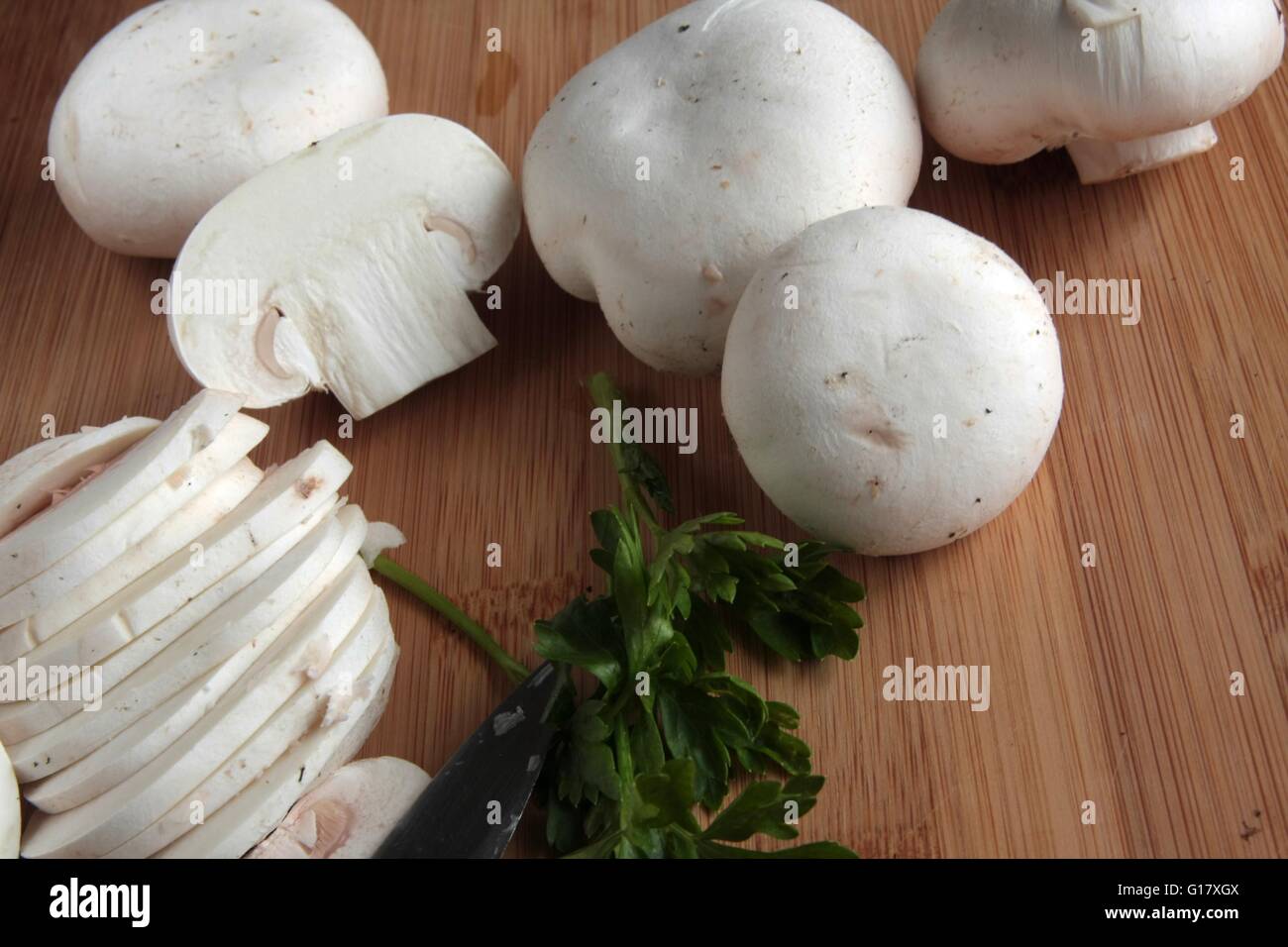 Weiße Champignons, Portobello Pilze am Holztisch Stockfoto