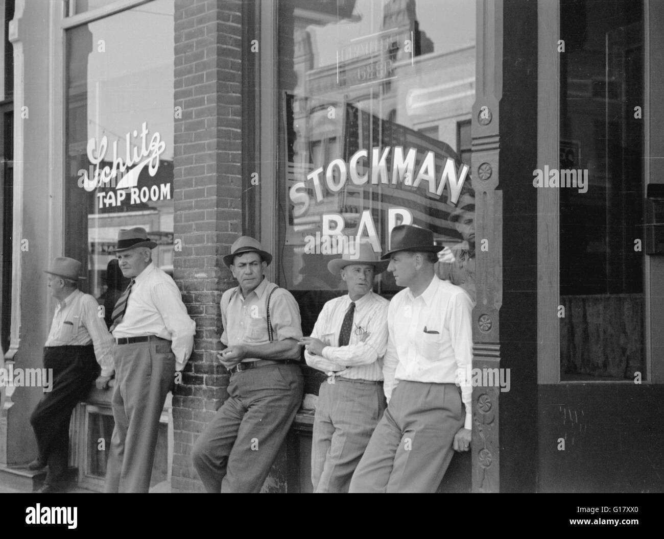 Viehtreiber vor der Bar, Main Street, Miles City, Montana, USA, Arthur Rothstein für Farm Security Administration, Juni 1939 Stockfoto