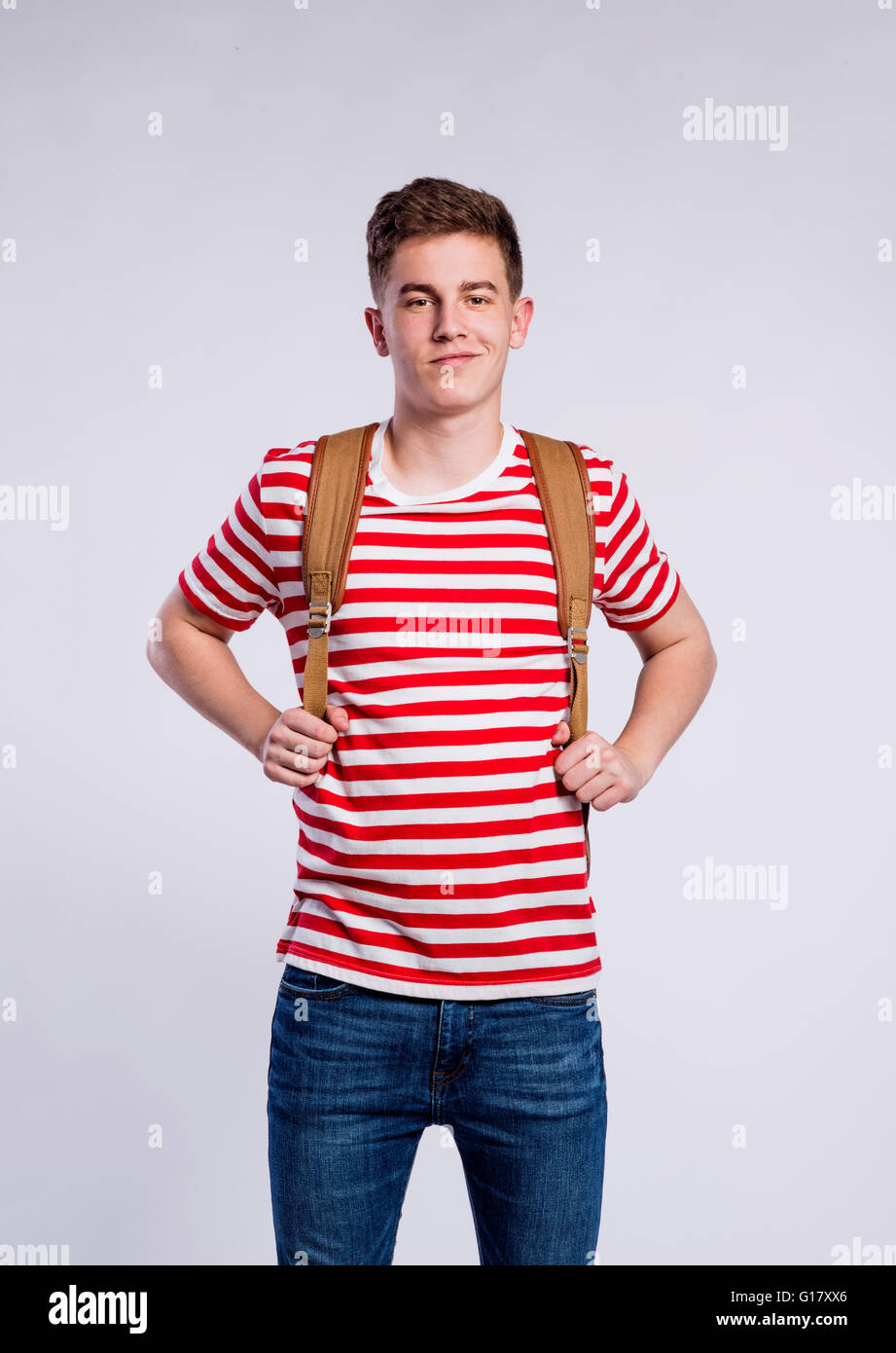 Junge in Jeans und T-shirt, junger Mann, Studio gedreht Stockfoto