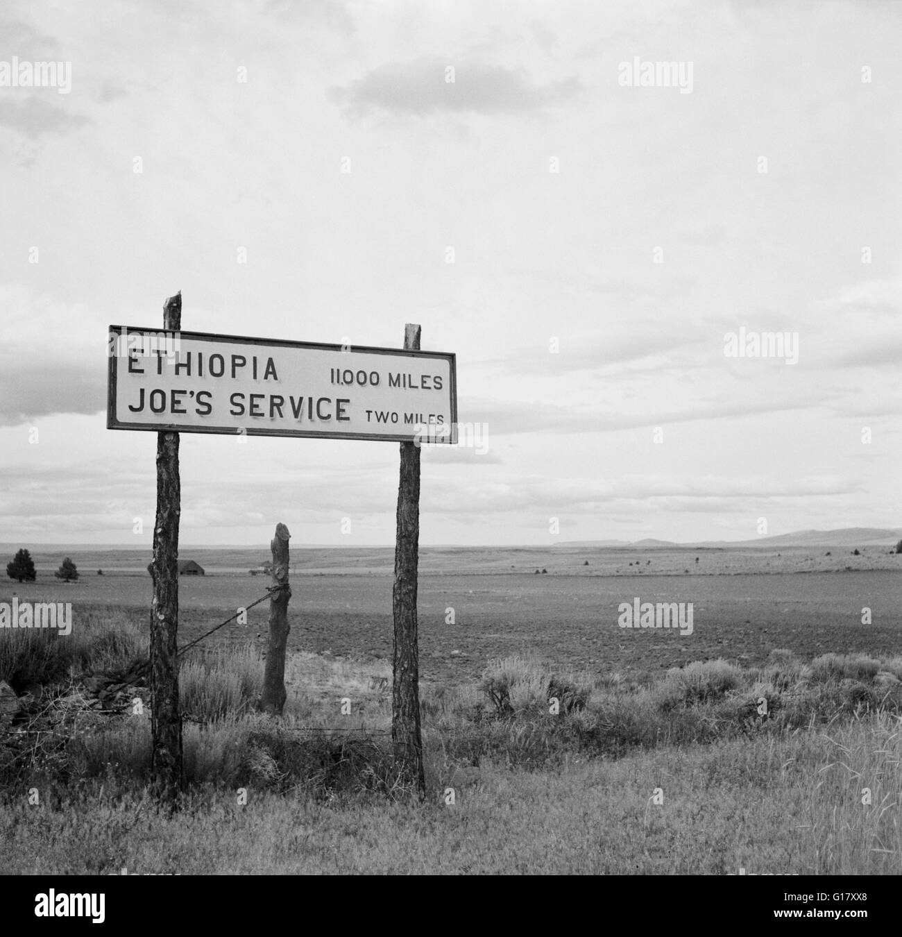 Melden Sie auf der Autobahn in der Nähe von Madras, Oregon, USA, Arthur Rothstein für Farm Security Administration, Juli 1936 Stockfoto