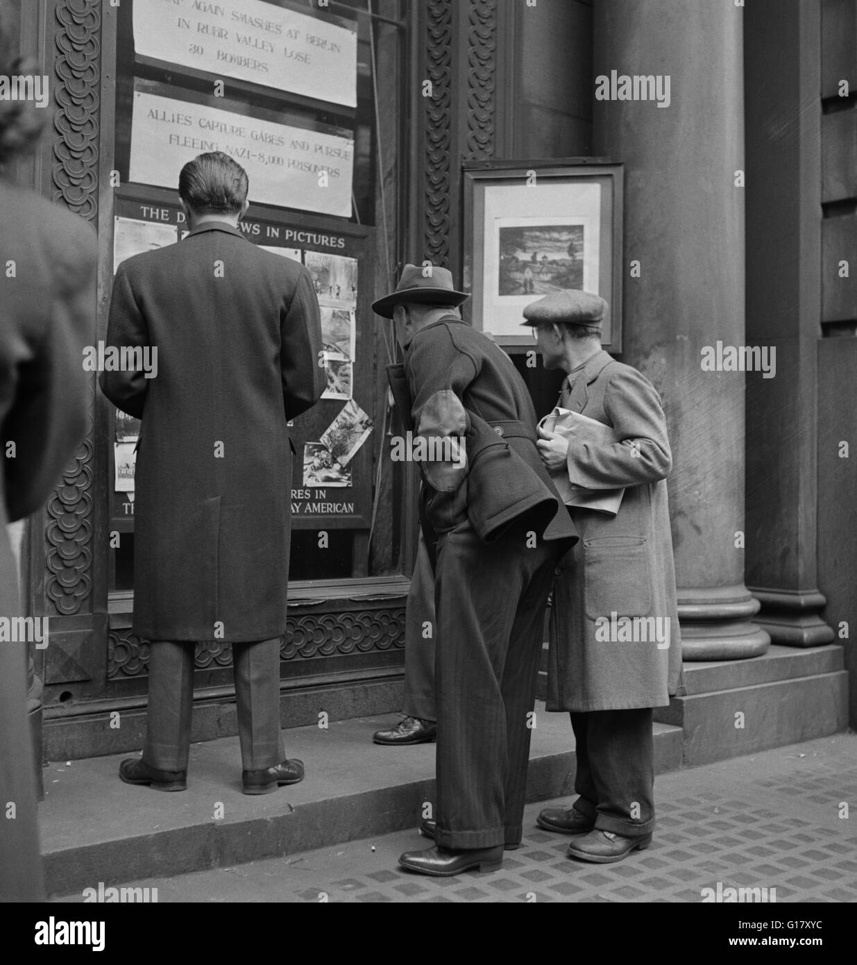 Männer lesen, Nachrichten und News zu betrachten Bilder außerhalb Baltimore News Gebäude, Baltimore, Maryland, USA, Marjorie Collins für Büro der Krieg-Informationen, April 1943 Stockfoto