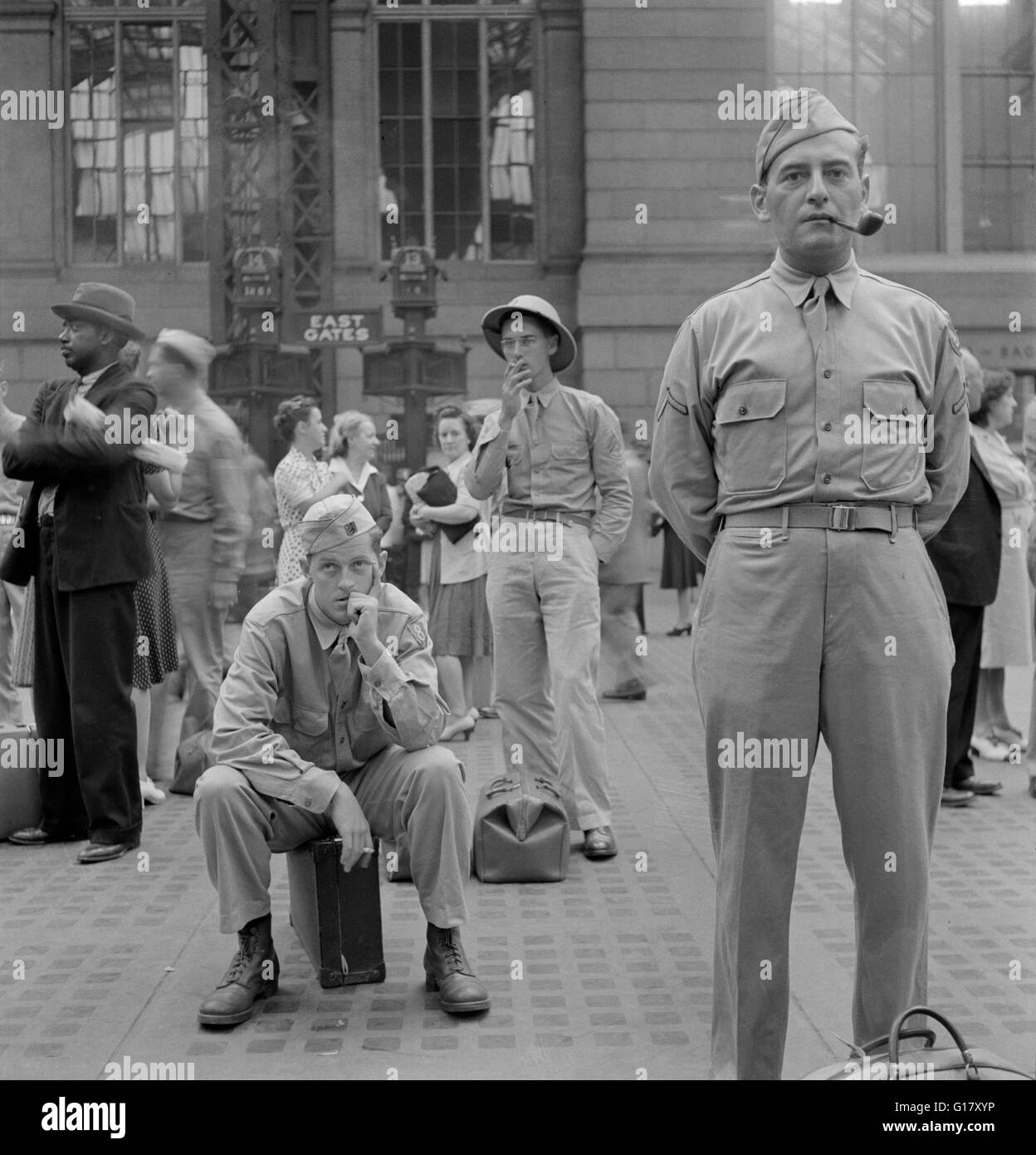 Soldaten warten auf Züge, Pennsylvania Station, New York City, New York, USA, Marjorie Collins für Büro der Krieg-Informationen, August 1942 Stockfoto