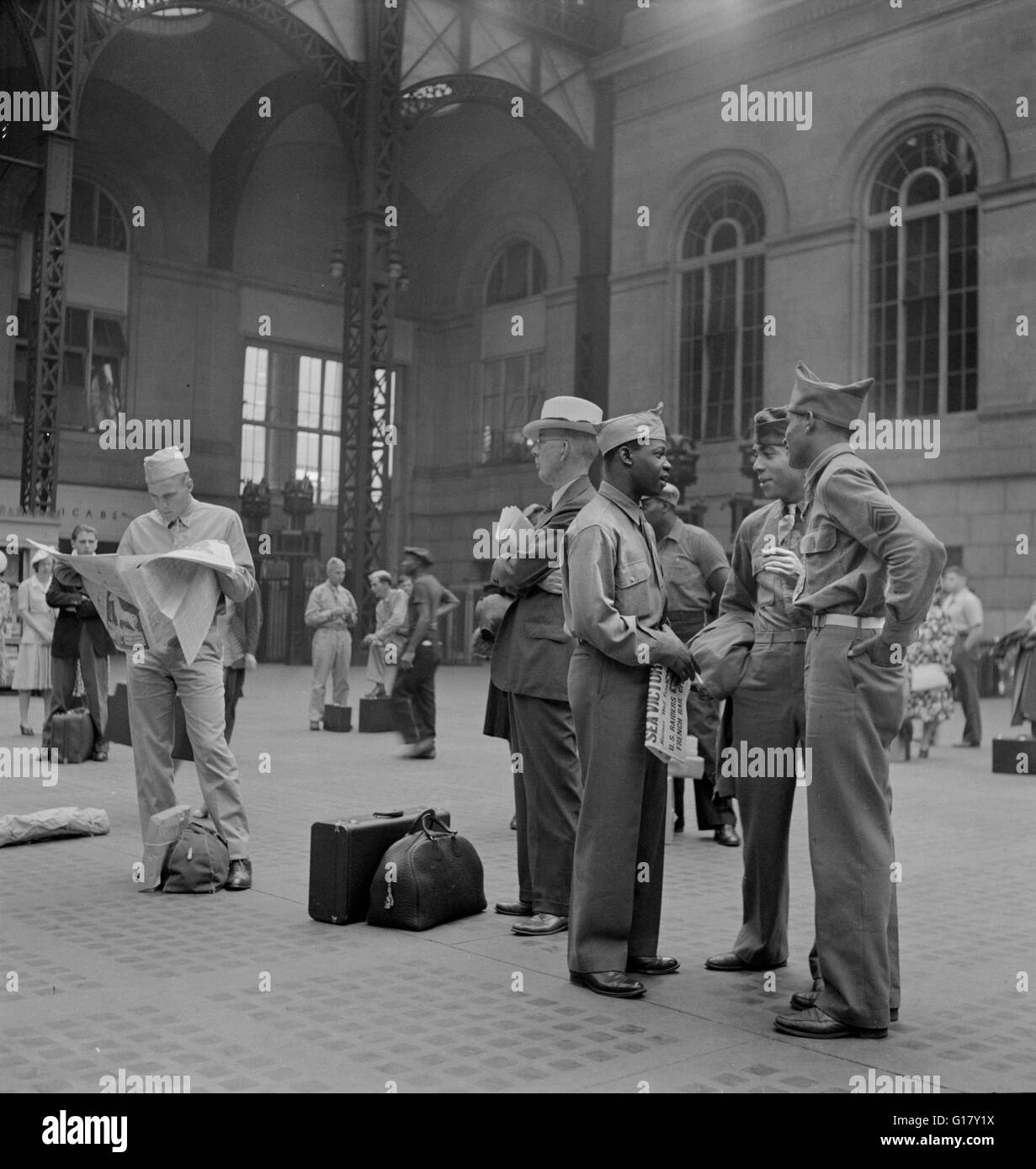 Soldaten warten auf Zug, Pennsylvania Station, New York City, New York, USA, Marjorie Collins für Büro der Krieg-Informationen, August 1942 Stockfoto