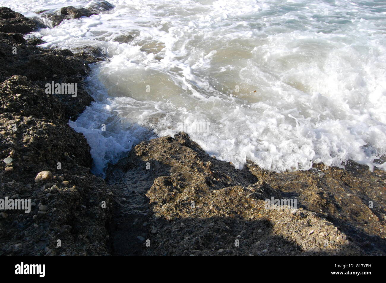 Pazifischen Ozean überrollen Felsen Stockfoto