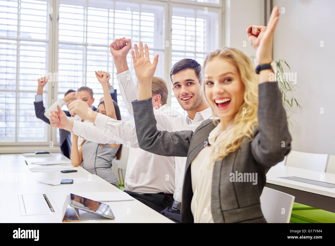 Jubel Business Team Clentching ihre Fäuste in ihrem Büro Stockfoto