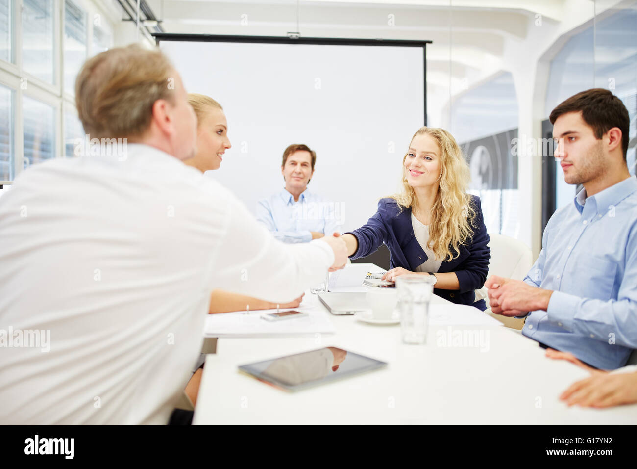 Business-Leute eine Einigung erzielen und schütteln sich die Hände Stockfoto