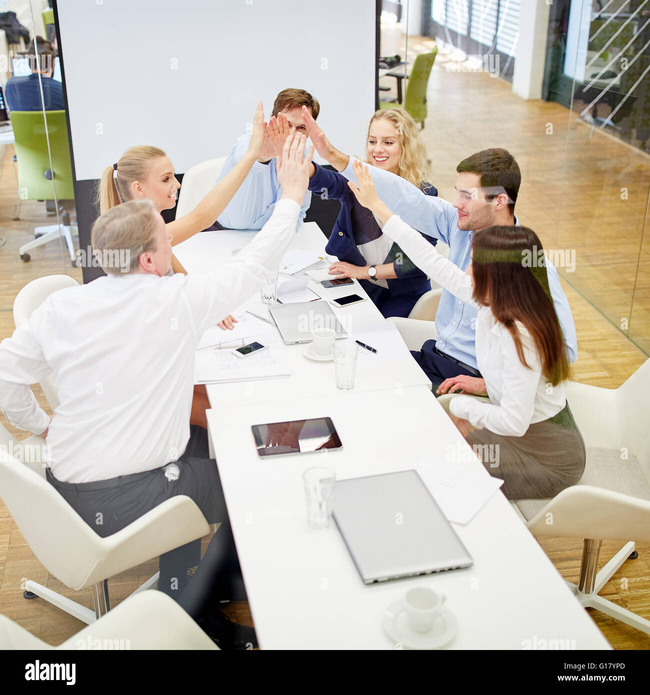 Business-Team mit fünf in einer Konferenz als Erfolgskonzept Stockfoto