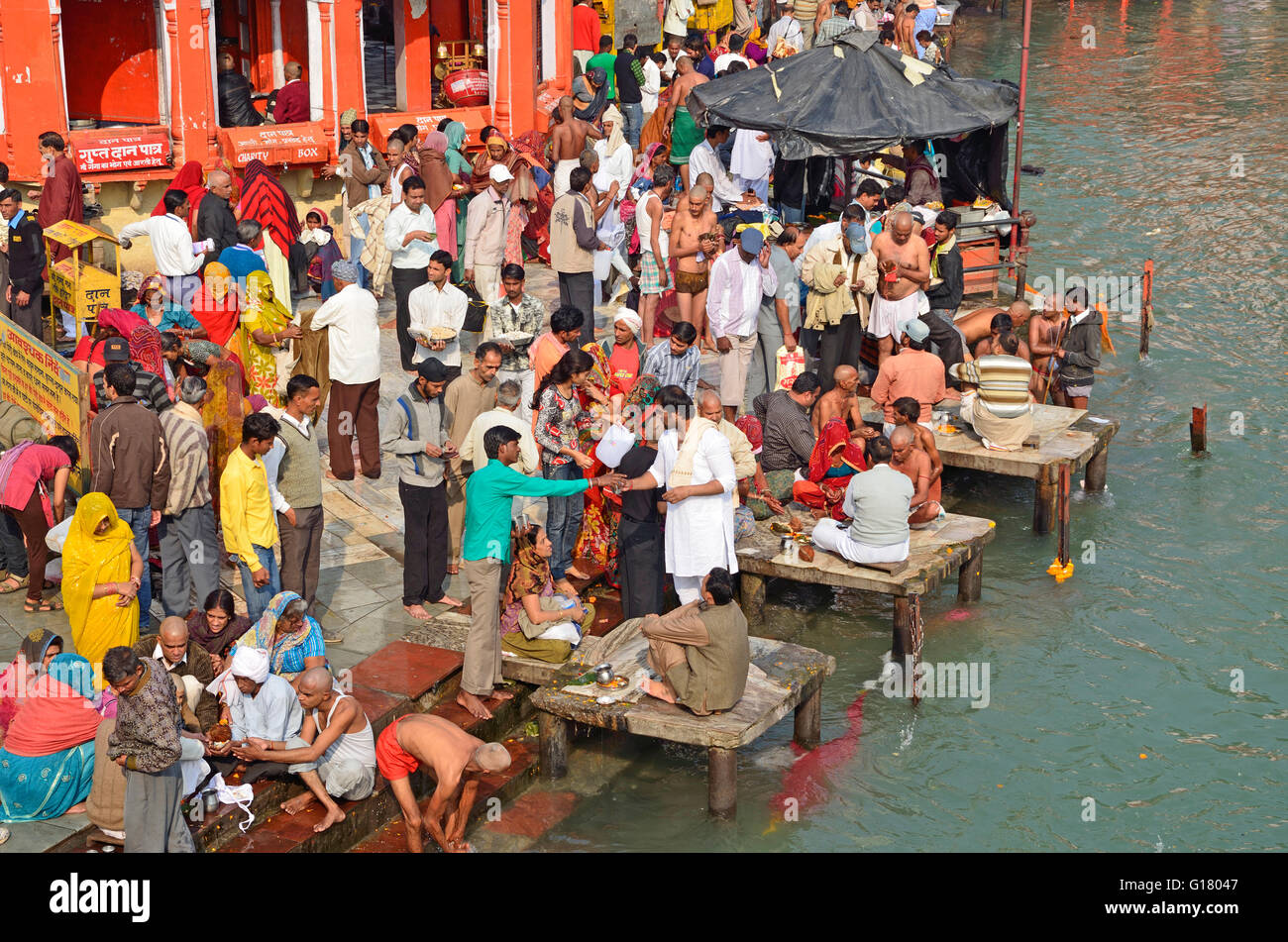 Hindu religiösen Aktivitäten in Har-Ki-Paudi, Haridwar, Uttarakhand, Indien Stockfoto