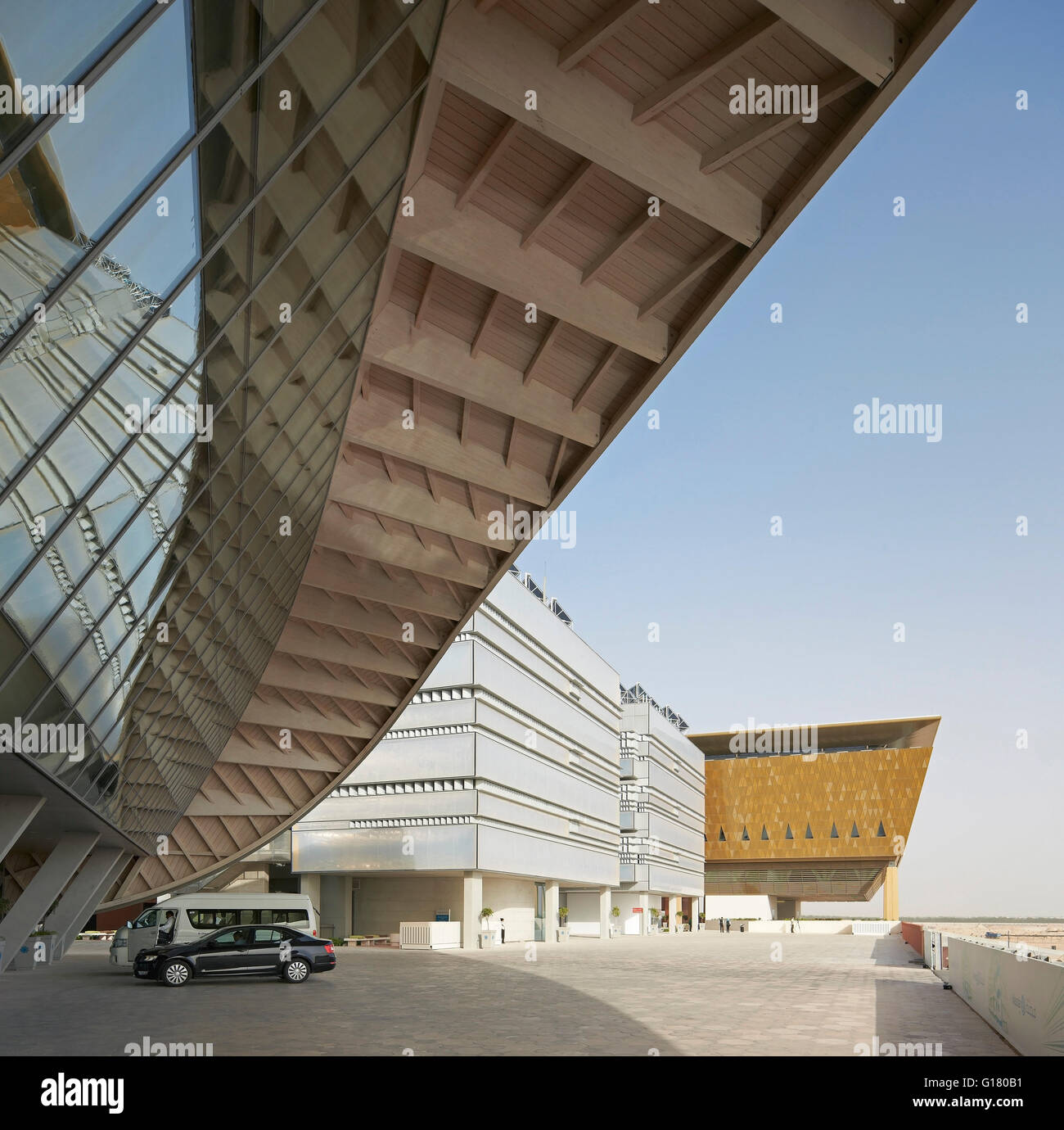 Fassade Verglasung und Untersicht. Masdar City, Masdar City, Vereinigte Arabische Emirate. Architekt: verschiedene, 2014. Stockfoto