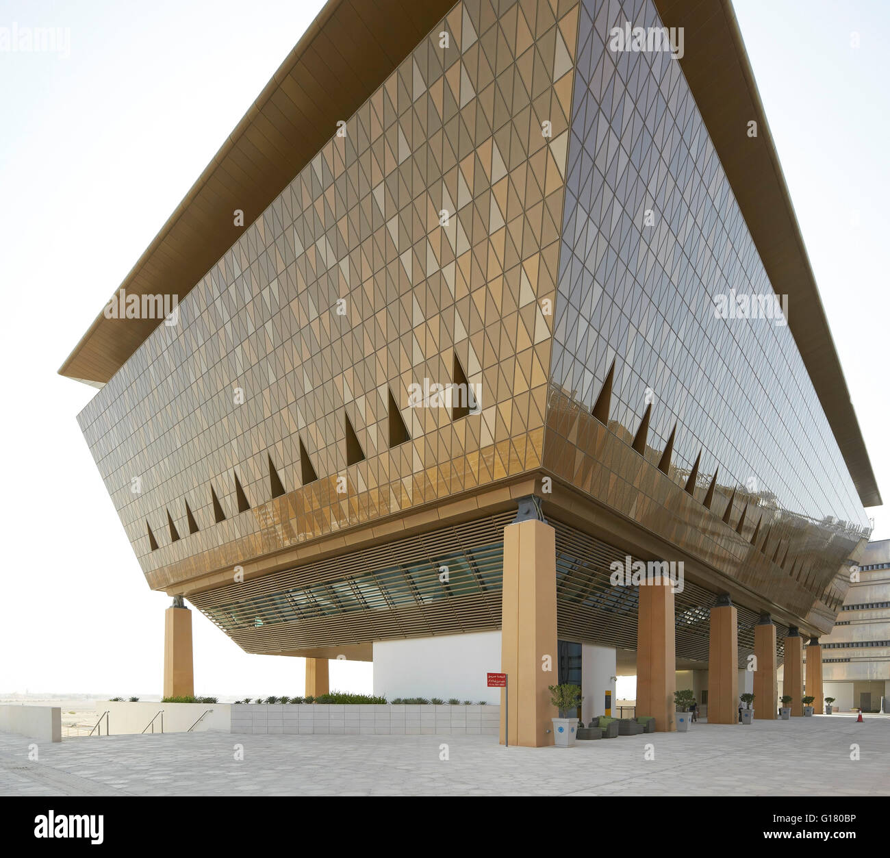 Ecke Höhe des Inkubators Gebäude. Masdar City, Masdar City, Vereinigte Arabische Emirate. Architekt: verschiedene, 2014. Stockfoto