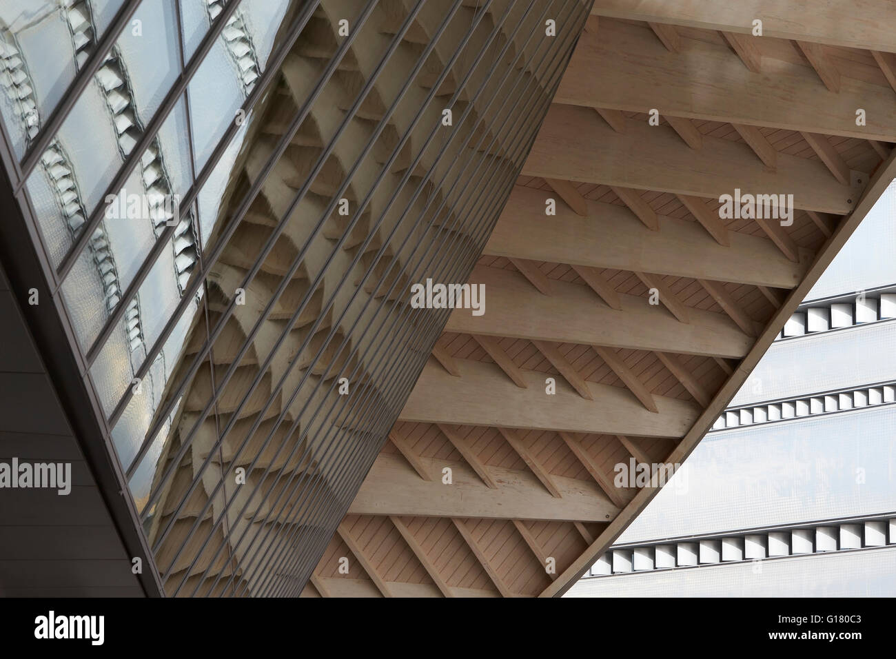 Gegenüberstellung von Untersicht und Fassadenverglasung. Masdar City, Masdar City, Vereinigte Arabische Emirate. Architekt: verschiedene, 2014. Stockfoto