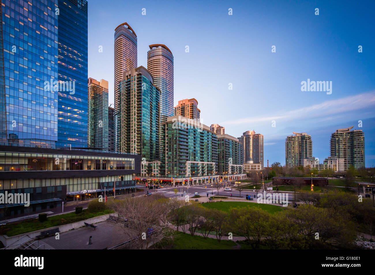 Blick auf den Olympiapark und moderne Gebäude in der Innenstadt von Toronto, Ontario. Stockfoto