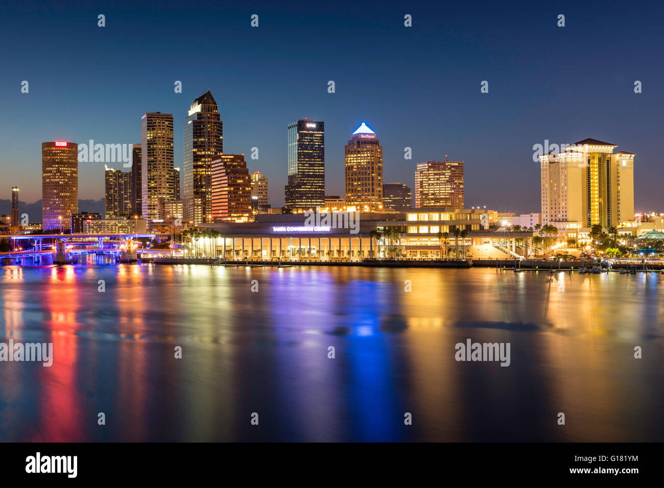 Dämmerung über der Skyline von Tampa, Florida, USA Stockfoto