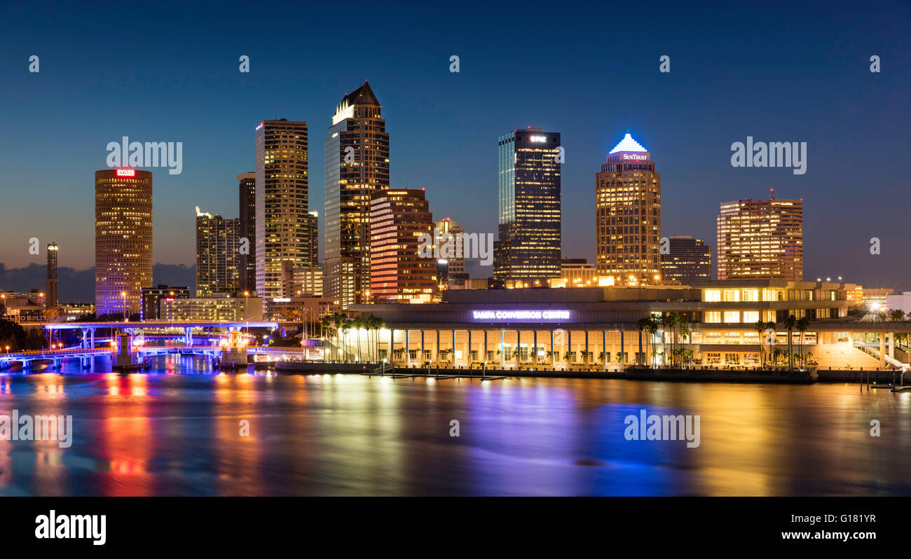 Dämmerung über der Skyline von Tampa, Florida, USA Stockfoto