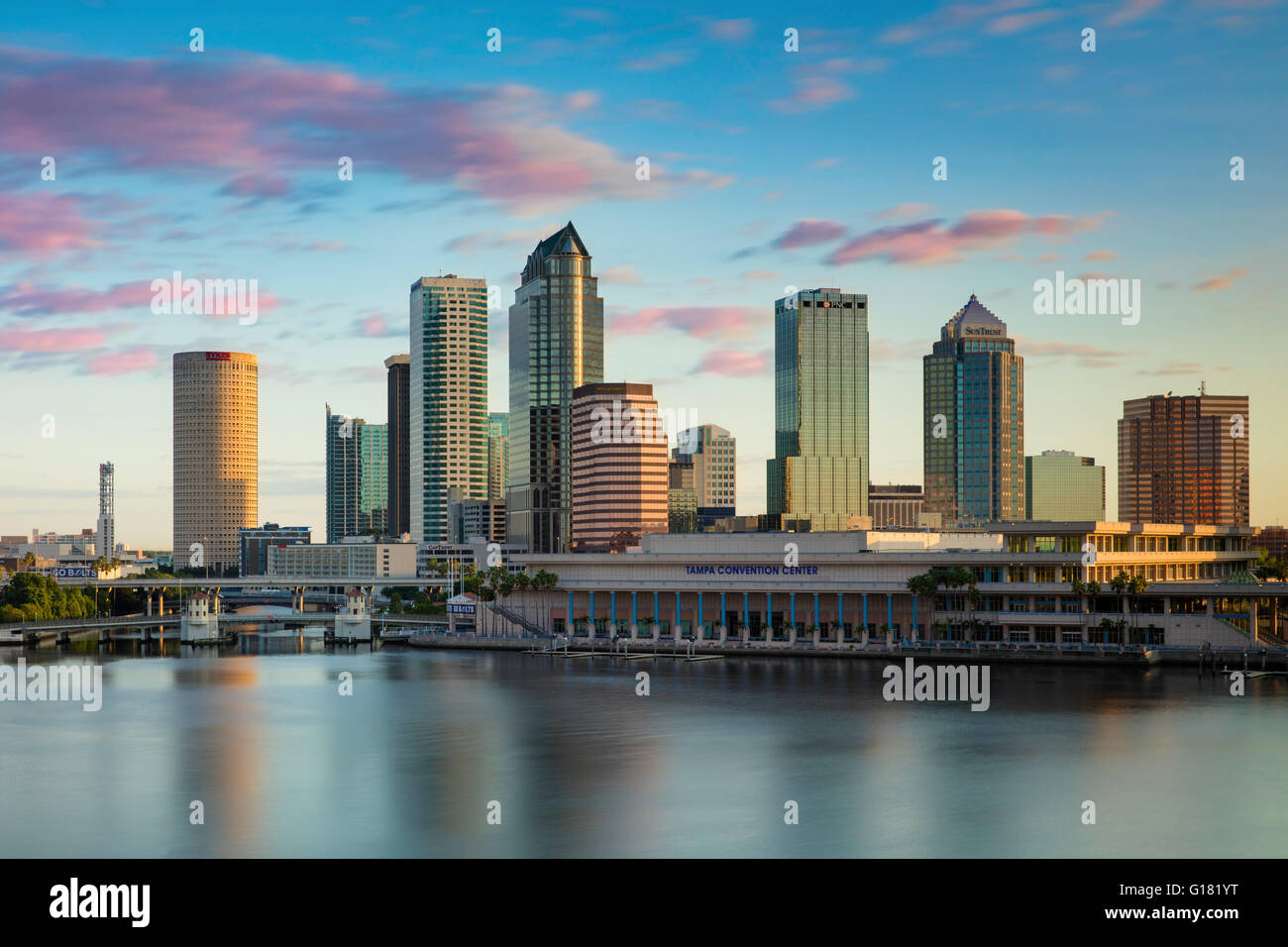 Morgendämmerung über der Skyline von Tampa, Florida, USA Stockfoto