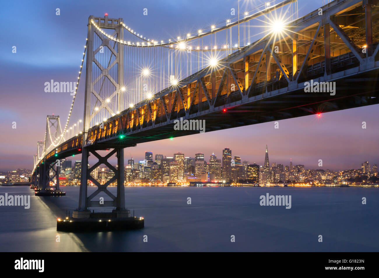 Dämmerung über San Francisco-Oakland Bay Bridge und die Skyline von San Francisco, Kalifornien Stockfoto