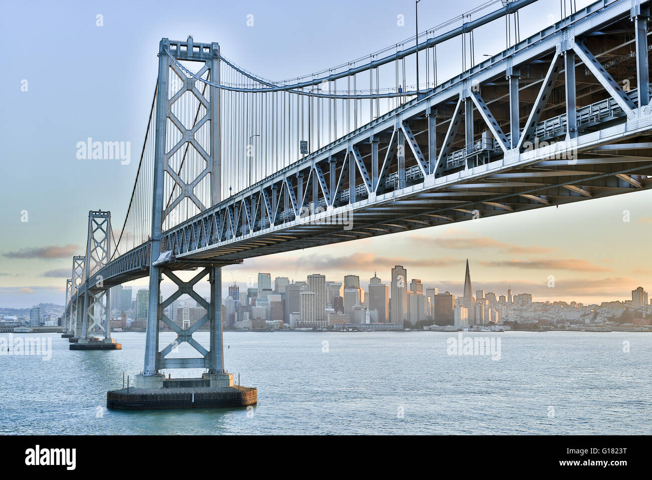 Sonnenuntergang über San Francisco-Oakland Bay Bridge und die Skyline von San Francisco. Stockfoto
