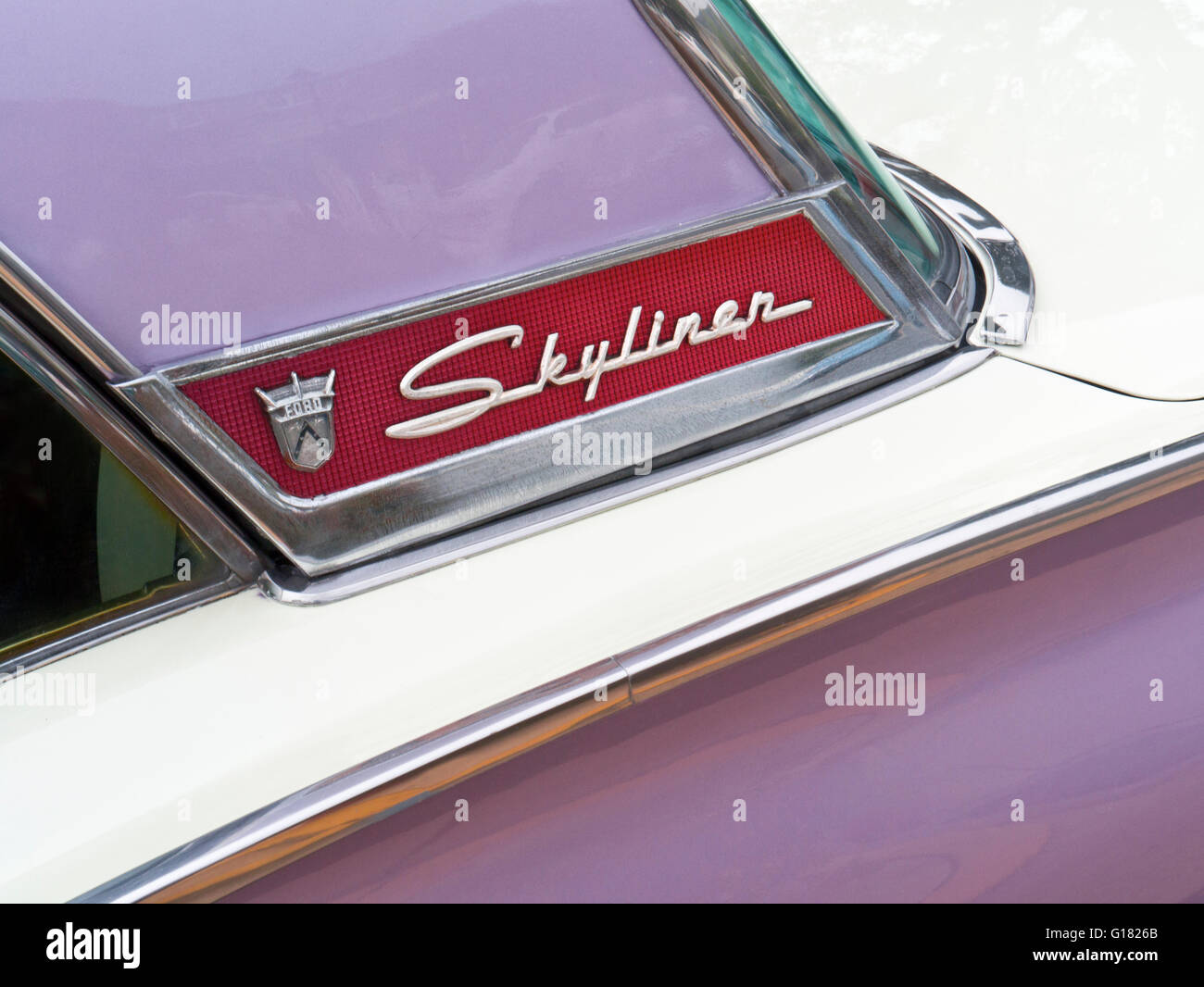 Detail Namensplakette auf 50er Jahre glänzend restaurierte Ford Fairlane Skyliner amerikanische Oldtimer motor Stockfoto