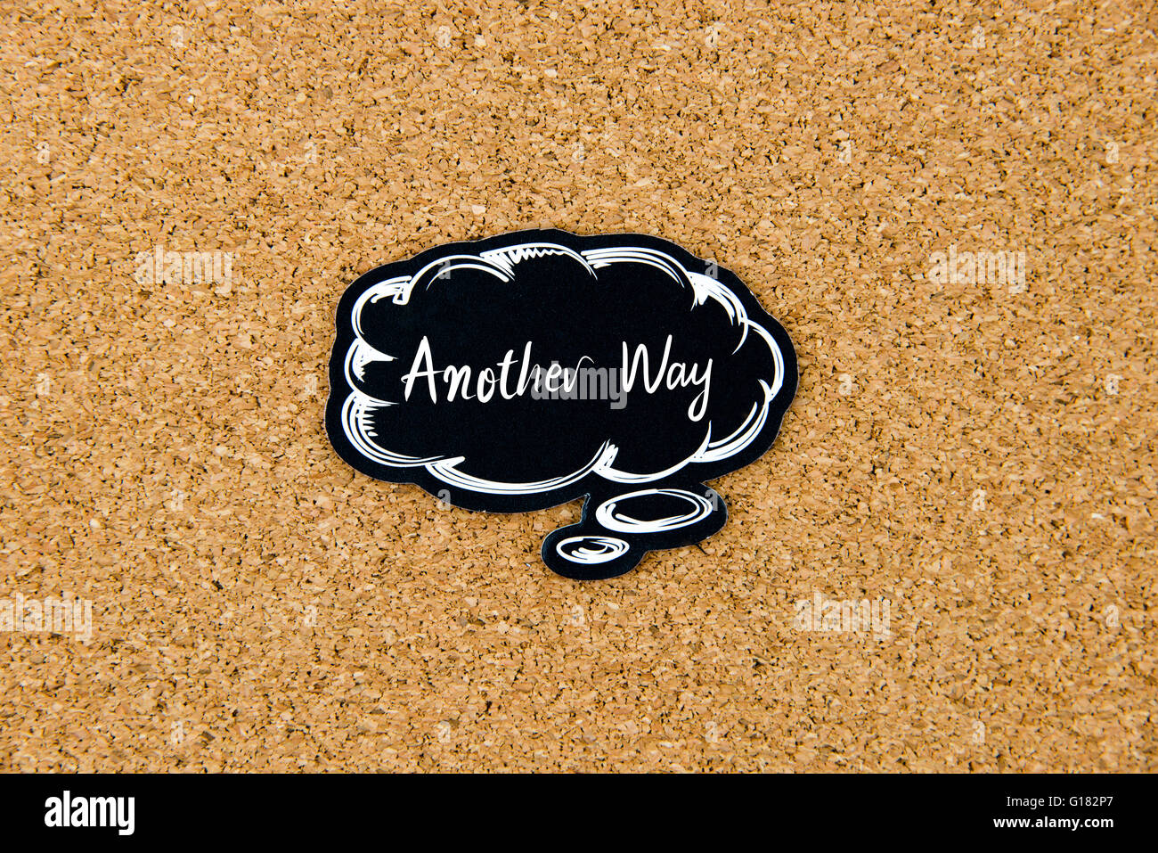 Eine weitere Möglichkeit, geschrieben am schwarzen Denken Blase über Kork Board Hintergrund, Textfreiraum verfügbar Stockfoto