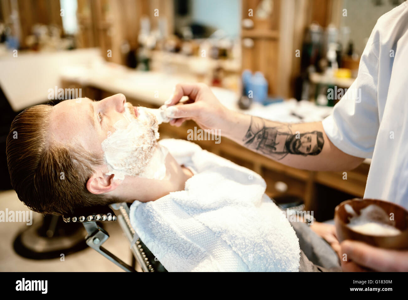 Retro-Rasur mit Schaum im Friseurladen Stockfoto