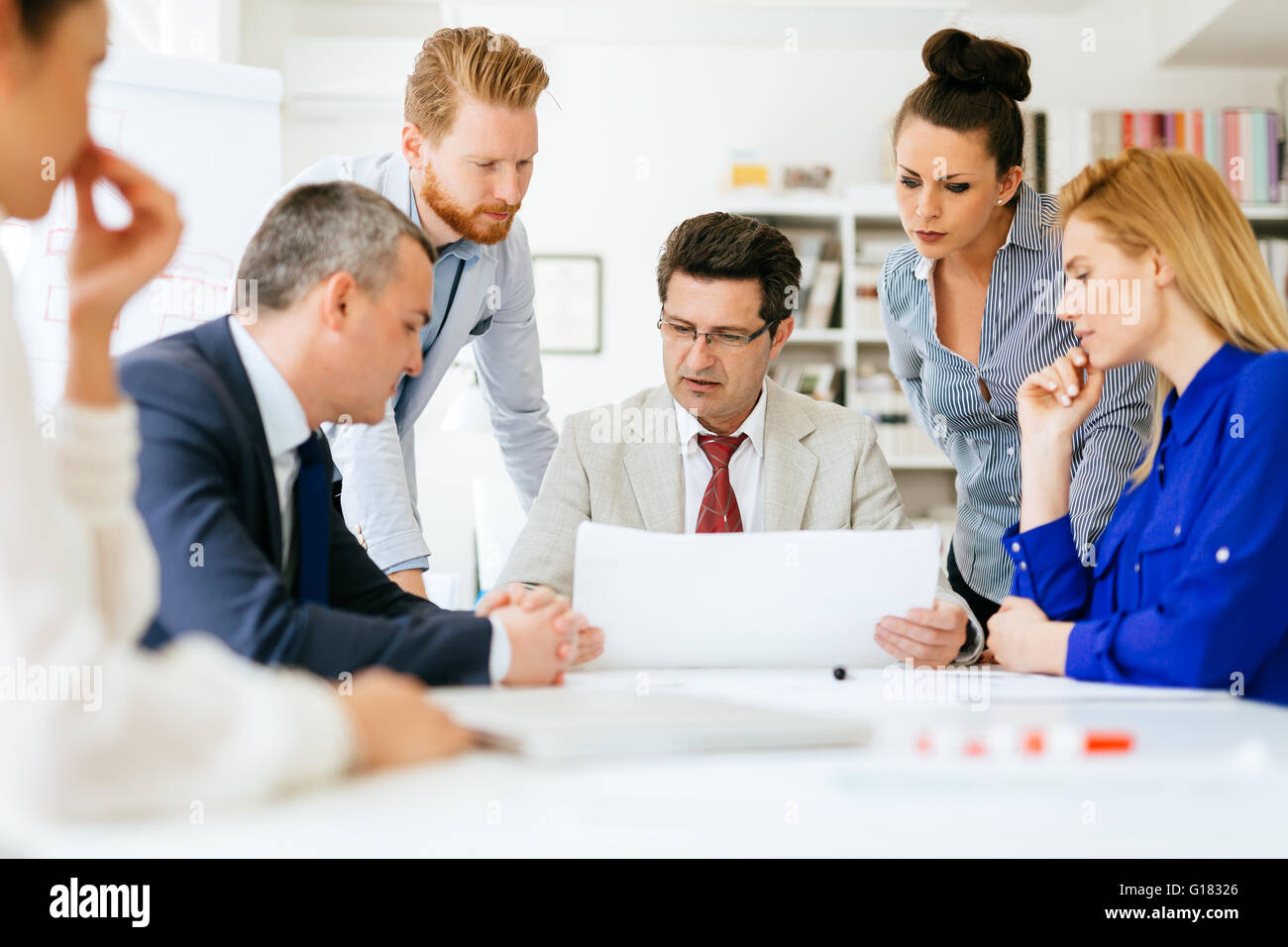 Business-Leute treffen und einem anstrengenden Tag im Büro Stockfoto