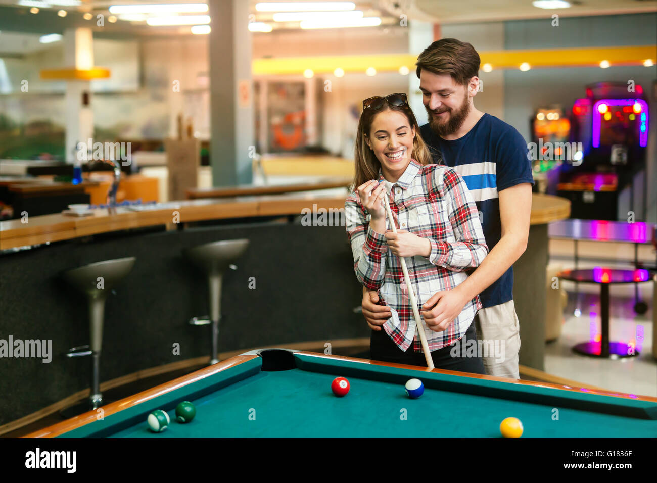 Glückliches Paar in Liebe Snooker spielen Stockfoto