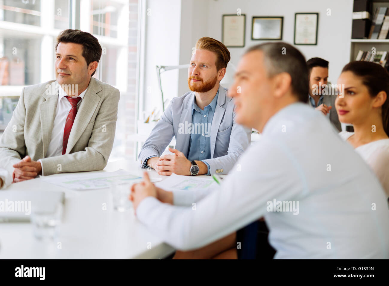 Business-Leute treffen und einem anstrengenden Tag im Büro Stockfoto