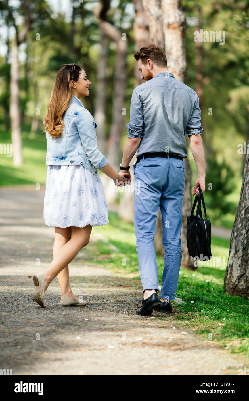 Paar in der Liebe, das Leben in der Natur genießen Stockfoto