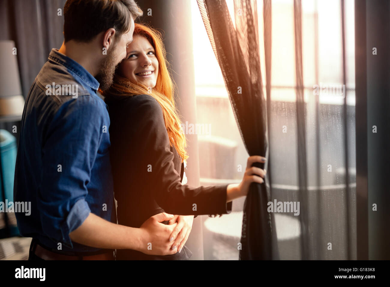 Mann umarmt Frau am Morgen bei Sonnenaufgang Stockfoto