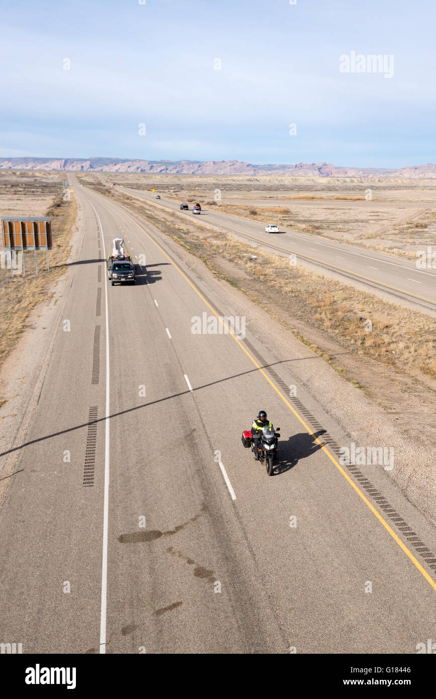 Fahrzeuge auf der Interstate 70 im südlichen Utah.  Das San Rafael Swell ist im Hintergrund. Stockfoto