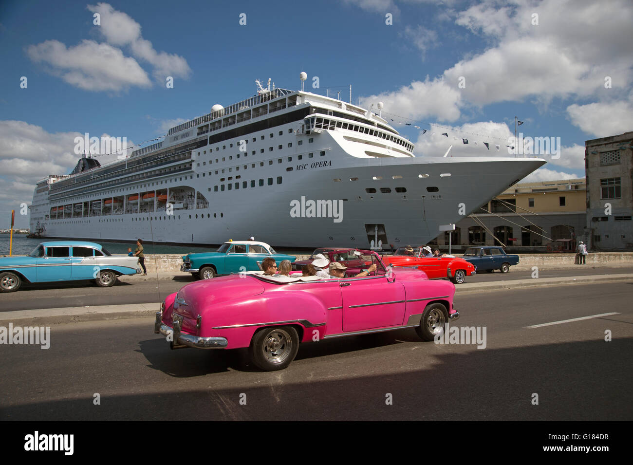 Eine alte restaurierte 50er amerikanisches Auto verwendet als Taxi fahren Vergangenheit angedockten Kreuzfahrtschiff in Havanna Vieja Kuba Stockfoto