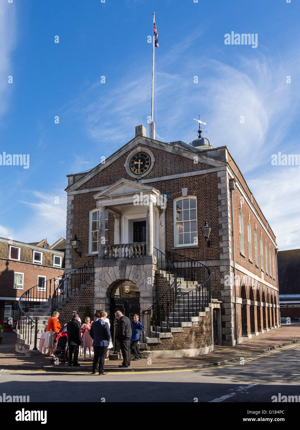 Hochzeit Gruppe außerhalb der Guildhall, Studentensekretariat Poole, Dorset, Großbritannien Stockfoto