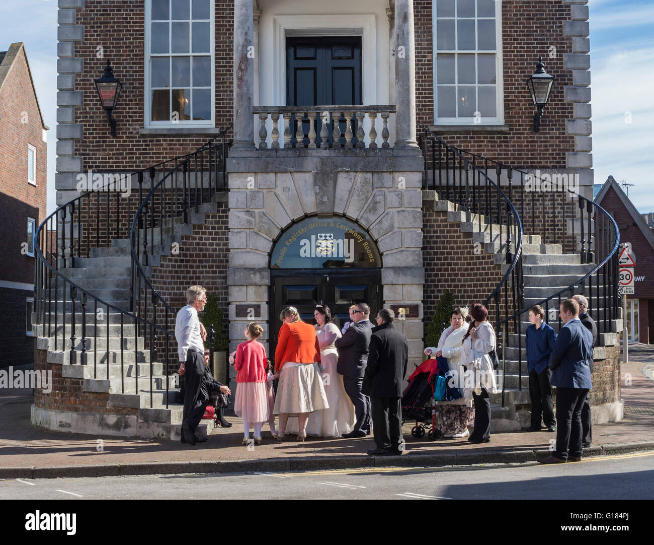 Hochzeit Gruppe außerhalb der Guildhall, Studentensekretariat Poole, Dorset, Großbritannien Stockfoto